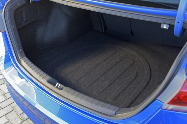 Багажник новой Hyundai Elantra-2016