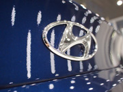 Фото логотипа Хендай на кузова синего цвета у Соляриса