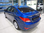 Фото сзади Hyundai Solaris синего цвета кузова