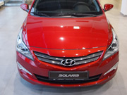 Фото капота Hyundai Solaris в кузове красного цвета