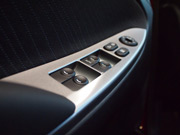Фото функциональных кнопок на дверной ручке Hyundai Solaris