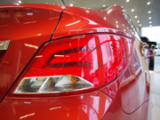 Фото заднего фонаря Hyundai Solaris в кузове красного цвета