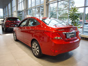 Фото сбоку Hyundai Solaris красного цвета