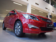 Фото головной оптики Hyundai Solaris красного цвета