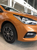 Фото шильдика Hyundai Solaris на багажнике оранжевого/рыжего цвета