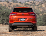 Фото вид сзади Hyundai Tucson 2-поколения 2016 года красного цвета
