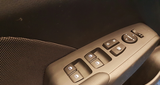 Фото кнопок регулировки зеркал на ручке сиденья водителя на Hyundai New Solaris
