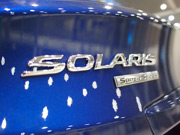 Фото шильдика Hyundai Solaris на багажнике синего цвета