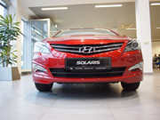 Фото радиаторной решетки Hyundai Solaris в кузове красного цвета